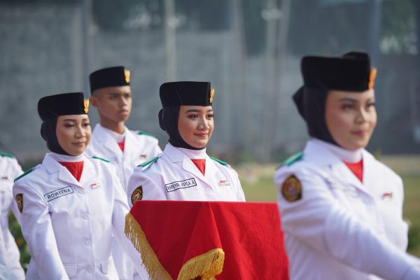 Pembawa Baki Paskibraka Nasional di Upacara Hari Kemerdekaan Indonesia